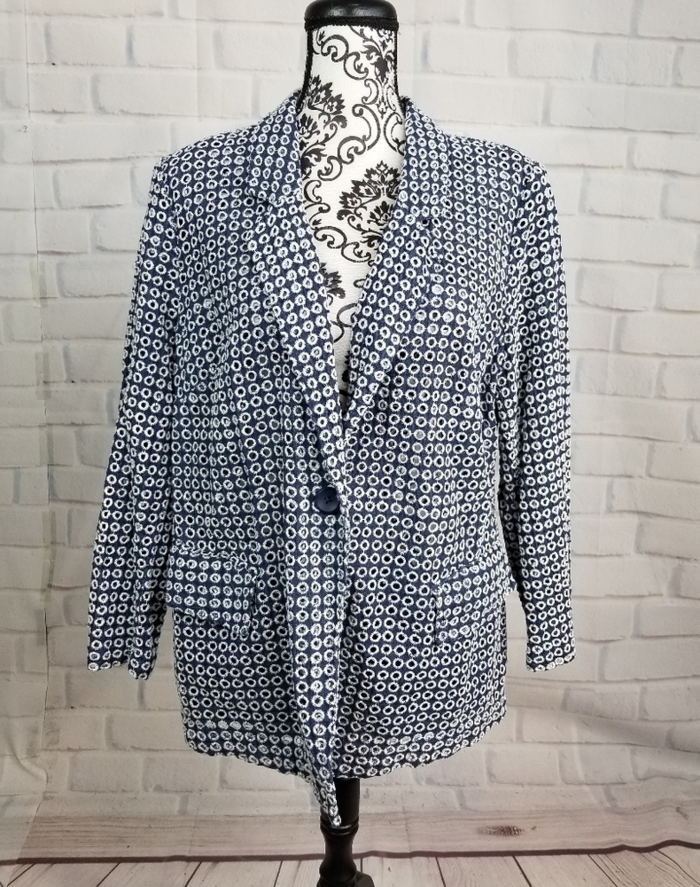 Chicos size 2 button front long sleeve jacket